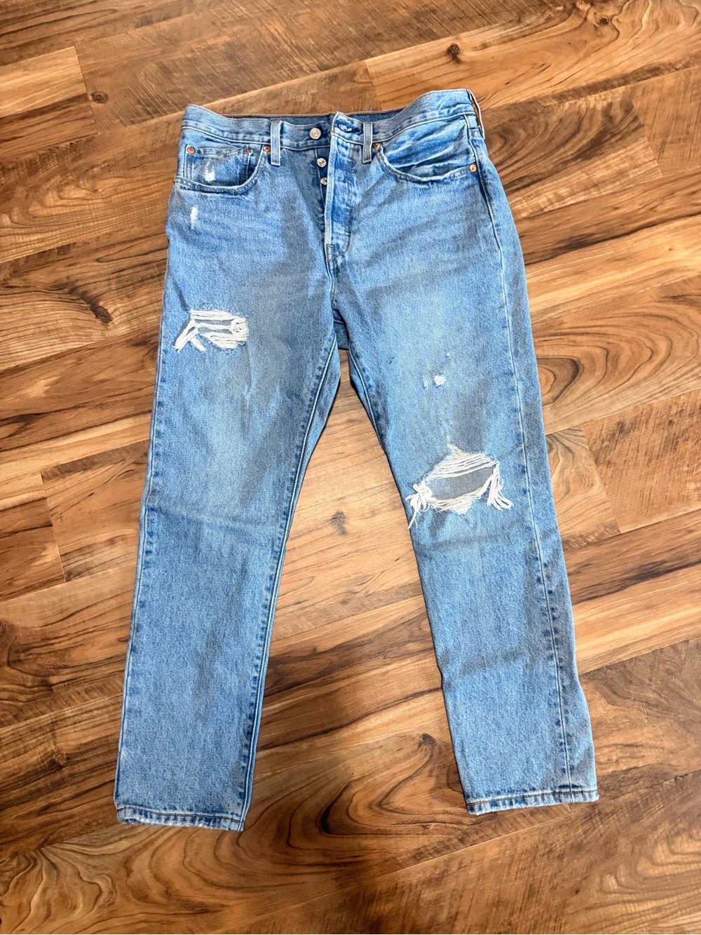 Distressed Light Blue Levi Jeans